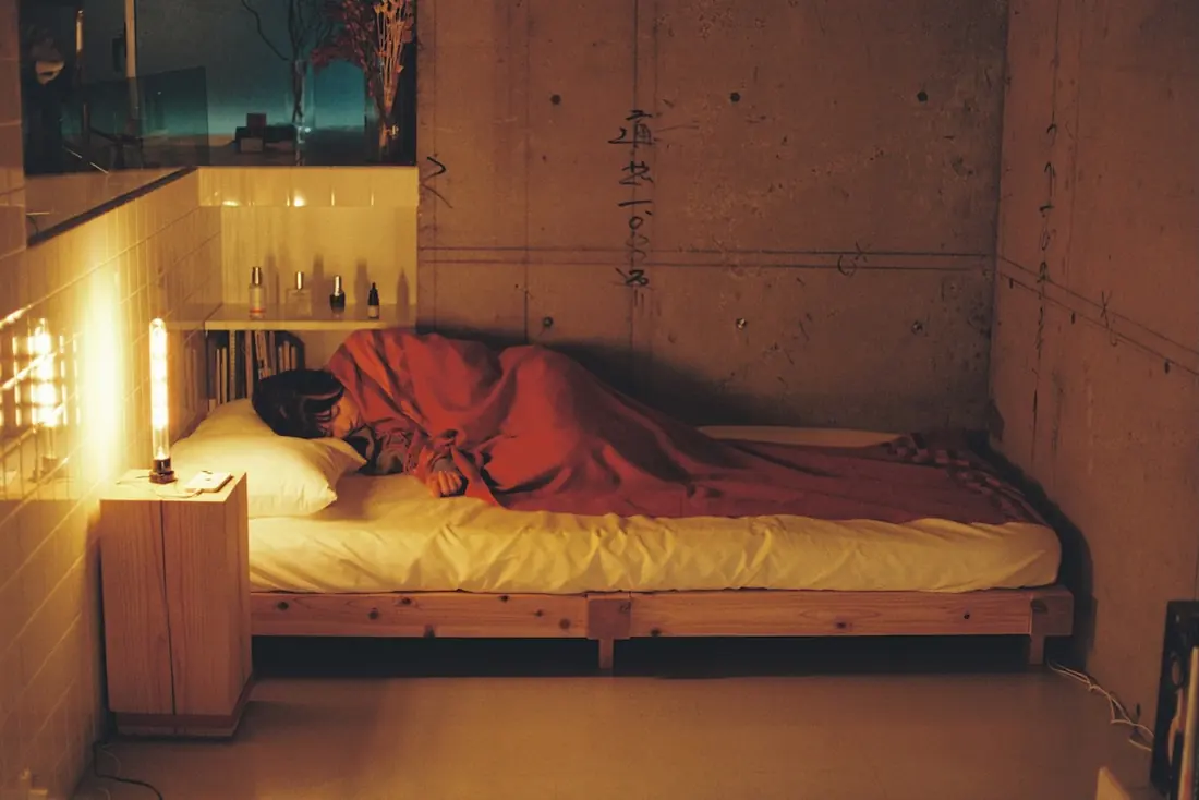夜、RAFT の上で眠る様子