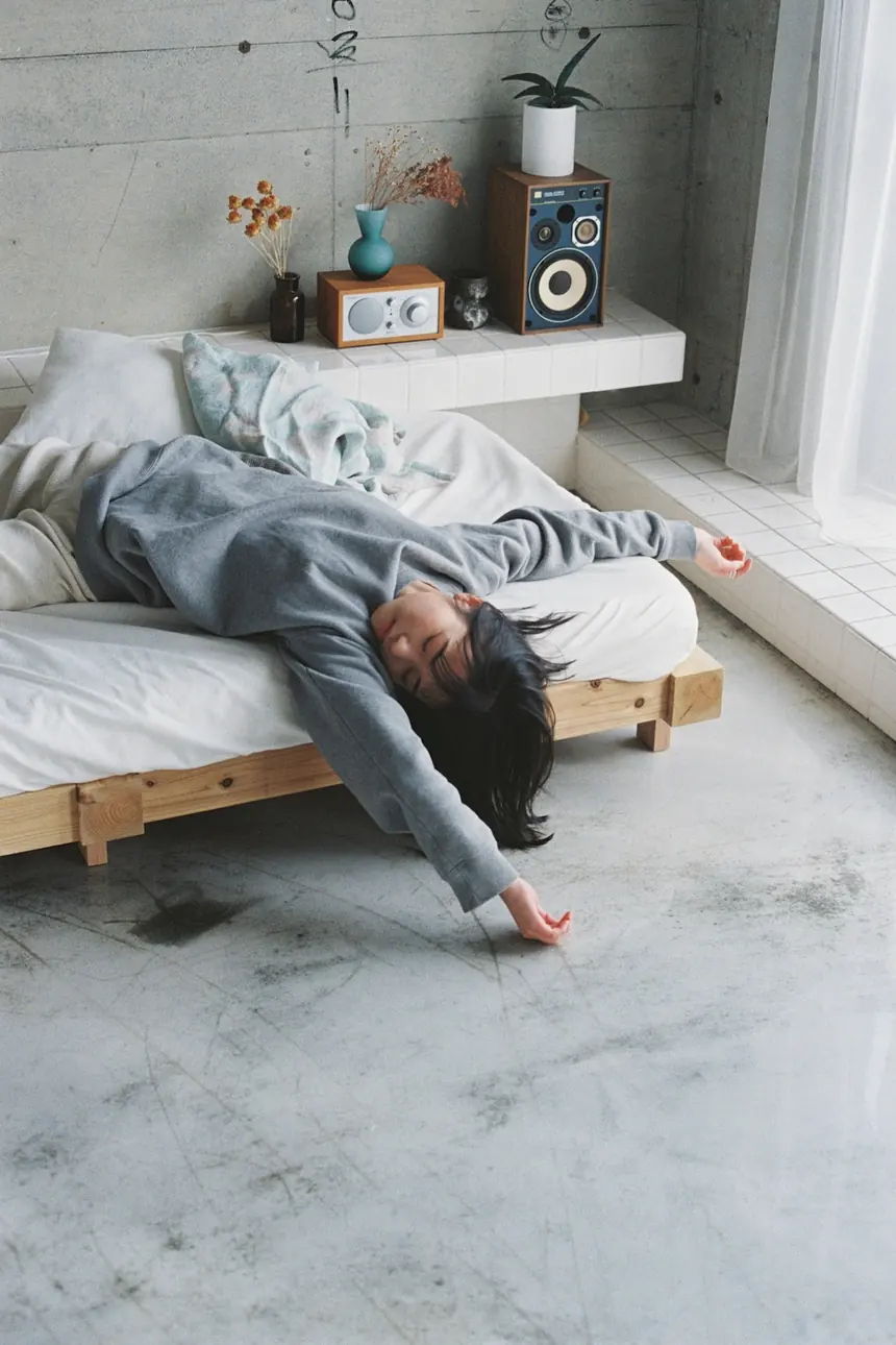 RAFT のある部屋で目を覚ます様子