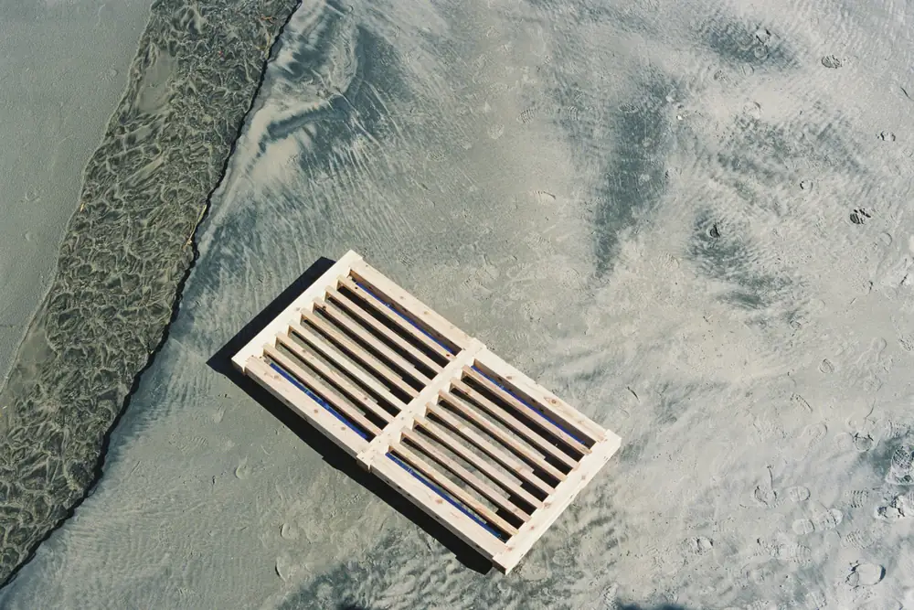 砂浜に置かれた RAFT を真上から見た様子