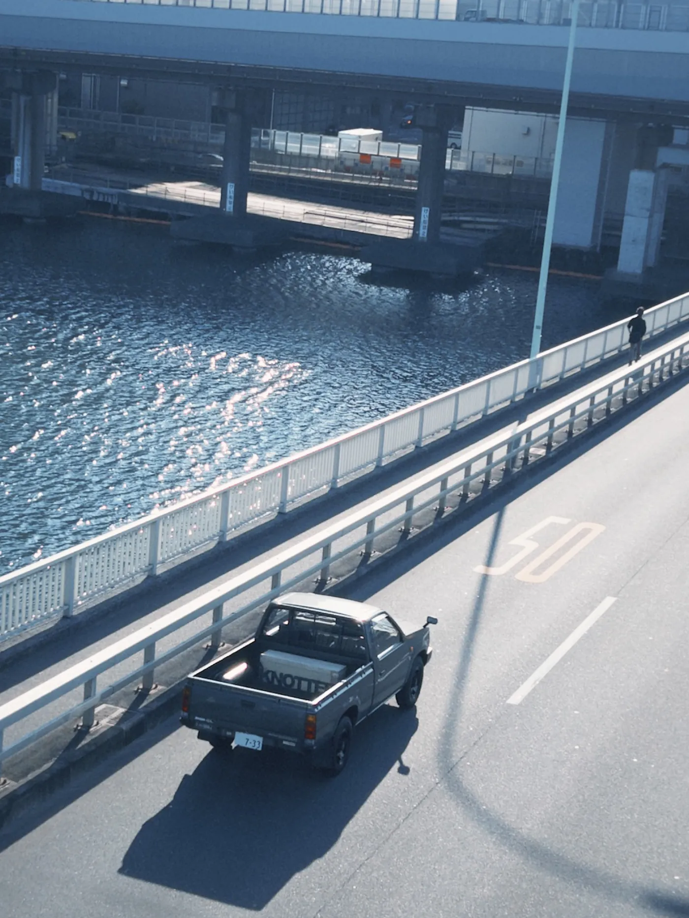 回収された RAFT を積んで走るトラック